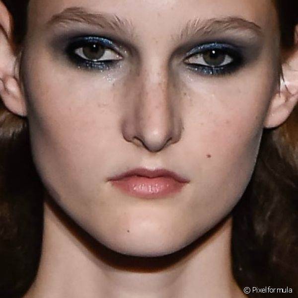 A marca Sonia Rykiel investiu na sombra azul com glitter para o smoky eye noturno
